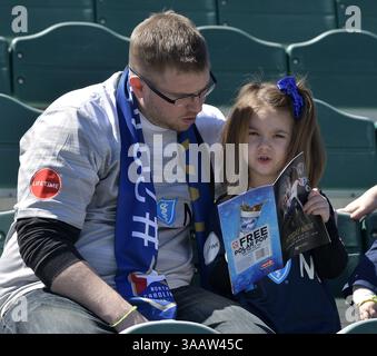 31 mars 2018 - Cary, Caroline du Nord, États-Unis - Cary, Caroline du Nord - samedi 31 mars 2018 : les fans lors d'un match de la saison régulière de la Ligue nationale de soccer féminin (NWSL) entre le courage de Caroline du Nord et Sky Blue FC au stade Sahlenâ€™s au WakeMed Soccer Park. (Crédit image : © Grant Halverson/ISIPhotos via ZUMA Wire) Banque D'Images