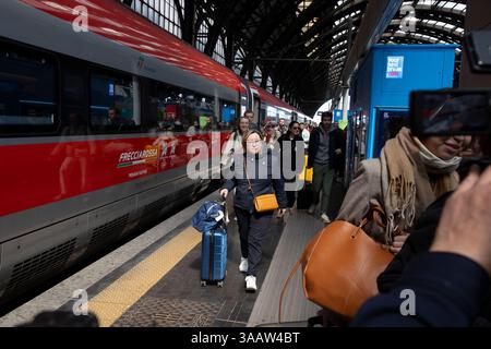 Milan, Italie. 01st Apr, 2025. Frecciarossa Milano Parigi riprende la trattaMilano - Italia - Cronaca Martedì, 01 Aprile, 2025 (Foto di Marco Ottico/Lapresse) Frecciarossa Milan Paris reprend la route Milan - Italie - Actualités mardi, 01 avril, 2025 (photo de Marco Ottico/Lapresse) crédit : LaPresse/Alamy Live News Banque D'Images