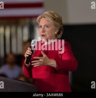 COCONUT CREEK, FL - OCTOBRE 25 : la candidate démocrate à la présidence, l'ancienne secrétaire d'État Hillary Clinton, parle lors d'un rassemblement de vote anticipé à Coconut Creek le 25 octobre 2016 à Coconut Creek, en Floride. À deux semaines du jour des élections, Hillary Clinton fait campagne en Floride... les gens : Hillary Clinton. (Crédit image : © SMG via ZUMA Wire) Banque D'Images
