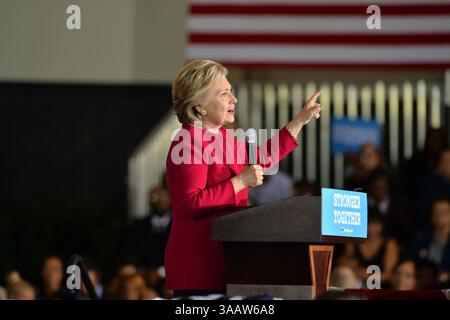 COCONUT CREEK, FL - OCTOBRE 25 : la candidate démocrate à la présidence, l'ancienne secrétaire d'État Hillary Clinton, parle lors d'un rassemblement de vote anticipé à Coconut Creek le 25 octobre 2016 à Coconut Creek, en Floride. À deux semaines du jour des élections, Hillary Clinton fait campagne en Floride... les gens : Hillary Clinton. (Crédit image : © SMG via ZUMA Wire) Banque D'Images