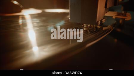 Macro gros plan de l'aiguille grattant doucement des rainures, jouant une chanson ou de la musique analogique authentique sur Vinyl Record Player. Disque vinyle tournant sur Vintage Turntable. Système audio rétro avec Vibe nostalgique. Banque D'Images