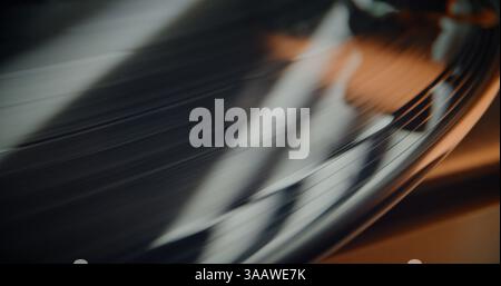 LP Vinyl Record Player : macro gros plan de Vinyl Record en rotation, jouant de la musique analogique authentique sur Retro Turntable. Système de son vintage pour la collection de chansons classiques et intemporelles avec Old School Vibe. Banque D'Images