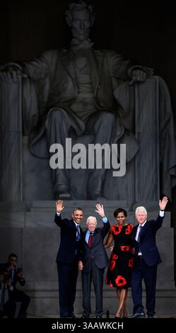 (De gauche à droite) le président BARACK OBAMA, l'ancien président JIMMY CARTER, la première dame MICHELLE OBAMA et l'ancien président BILL CLINTON se tiennent devant le Lincoln Memorial lors d'une commémoration du 50e anniversaire du discours du Dr Martin Luther King Jr 'J'ai un rêve'. Banque D'Images