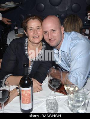 SMG Sopranos Recap 061007 01.JPG ((COUVERTURE EXCLUSIVE) )..TOUTES LES PHOTOS PRISES en 2005-2007 EN FLORIDE États-Unis ( fichier photos) ..MIAMI BEACH - 10 JUIN 2007 : (COUVERTURE EXCLUSIVE) The Sopranos est une série télévisée américaine créée par David Chase et diffusée à l'origine sur le réseau HBO. L'émission tourne autour du patron de la mafia du New Jersey Tony Soprano et des difficultés qu'il rencontre alors qu'il essaie d'équilibrer les exigences souvent contradictoires de sa vie familiale et de l'organisation criminelle qu'il dirige. La série met en vedette, entre autres, James Gandolfini, Lorraine Bracco, Edie Falco, et Michael Imperioli. Le Banque D'Images