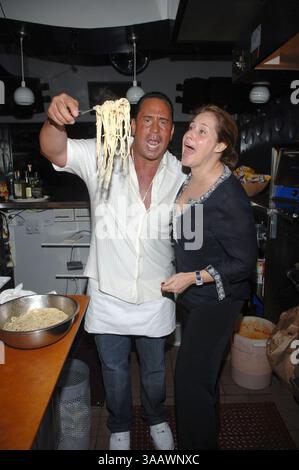 MIAMI BEACH - 10 JUIN 2007 : (COUVERTURE EXCLUSIVE) The Sopranos est une série télévisée américaine créée par David Chase et diffusée à l'origine sur le réseau HBO. L'émission tourne autour du patron de la mafia du New Jersey Tony Soprano et des difficultés qu'il rencontre alors qu'il essaie d'équilibrer les exigences souvent contradictoires de sa vie familiale et de l'organisation criminelle qu'il dirige. La série met en vedette, entre autres, James Gandolfini, Lorraine Bracco, Edie Falco, et Michael Imperioli. Le spectacle dispose d'un grand casting et plusieurs membres ont été reconnus pour leur capacité d'acteur..les Sopranos au départ Banque D'Images