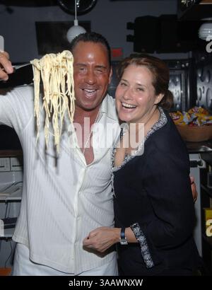 MIAMI BEACH - 10 JUIN 2007 : (COUVERTURE EXCLUSIVE) The Sopranos est une série télévisée américaine créée par David Chase et diffusée à l'origine sur le réseau HBO. L'émission tourne autour du patron de la mafia du New Jersey Tony Soprano et des difficultés qu'il rencontre alors qu'il essaie d'équilibrer les exigences souvent contradictoires de sa vie familiale et de l'organisation criminelle qu'il dirige. La série met en vedette, entre autres, James Gandolfini, Lorraine Bracco, Edie Falco, et Michael Imperioli. Le spectacle dispose d'un grand casting et plusieurs membres ont été reconnus pour leur capacité d'acteur..les Sopranos au départ Banque D'Images