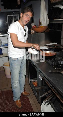 SMG Sopranos Recap 061007 35.JPG (COUVERTURE EXCLUSIVE) ..TOUTES LES PHOTOS PRISES 2005-2007 EN FLORIDE États-Unis ( fichier photos) ..MIAMI BEACH - 10 JUIN 2007 : (COUVERTURE EXCLUSIVE) les Sopranos est une série télévisée américaine créée par David Chase et diffusée à l'origine sur le réseau HBO. L'émission tourne autour du patron de la mafia du New Jersey Tony Soprano et des difficultés qu'il rencontre alors qu'il essaie d'équilibrer les exigences souvent contradictoires de sa vie familiale et de l'organisation criminelle qu'il dirige. La série met en vedette, entre autres, James Gandolfini, Lorraine Bracco, Edie Falco, et Michael Imperioli. Le Banque D'Images