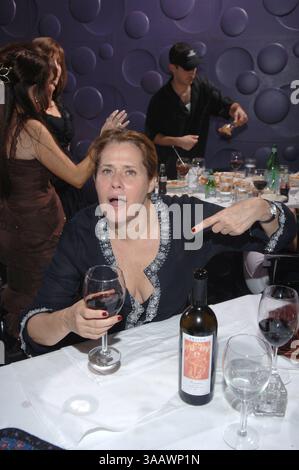 SMG Sopranos Recap 061007 01.JPG ((COUVERTURE EXCLUSIVE) )..TOUTES LES PHOTOS PRISES en 2005-2007 EN FLORIDE États-Unis ( fichier photos) ..MIAMI BEACH - 10 JUIN 2007 : (COUVERTURE EXCLUSIVE) The Sopranos est une série télévisée américaine créée par David Chase et diffusée à l'origine sur le réseau HBO. L'émission tourne autour du patron de la mafia du New Jersey Tony Soprano et des difficultés qu'il rencontre alors qu'il essaie d'équilibrer les exigences souvent contradictoires de sa vie familiale et de l'organisation criminelle qu'il dirige. La série met en vedette, entre autres, James Gandolfini, Lorraine Bracco, Edie Falco, et Michael Imperioli. Le Banque D'Images