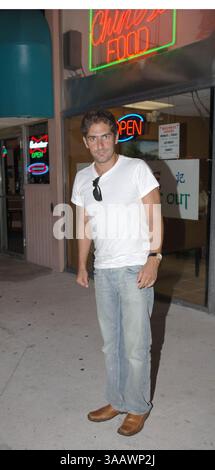 SMG Sopranos Recap 061007 35.JPG (COUVERTURE EXCLUSIVE) ..TOUTES LES PHOTOS PRISES 2005-2007 EN FLORIDE États-Unis ( fichier photos) ..MIAMI BEACH - 10 JUIN 2007 : (COUVERTURE EXCLUSIVE) les Sopranos est une série télévisée américaine créée par David Chase et diffusée à l'origine sur le réseau HBO. L'émission tourne autour du patron de la mafia du New Jersey Tony Soprano et des difficultés qu'il rencontre alors qu'il essaie d'équilibrer les exigences souvent contradictoires de sa vie familiale et de l'organisation criminelle qu'il dirige. La série met en vedette, entre autres, James Gandolfini, Lorraine Bracco, Edie Falco, et Michael Imperioli. Le Banque D'Images