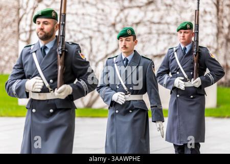 Soldat des Wachbataillons am Bundeskanzleramt à Berlin, 12.03.2025. Berlin Deutschland *** soldat du bataillon de garde à la Chancellerie fédérale de Berlin, 12 03 2025 Berlin Allemagne Copyright : xAmreixSchulzx Banque D'Images