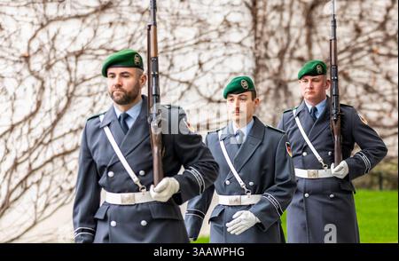 Soldat des Wachbataillons am Bundeskanzleramt à Berlin, 12.03.2025. Berlin Deutschland *** soldat du bataillon de garde à la Chancellerie fédérale de Berlin, 12 03 2025 Berlin Allemagne Copyright : xAmreixSchulzx Banque D'Images