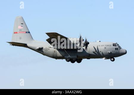 Un C-130H de la Georgia Air National Guard en vol. Banque D'Images
