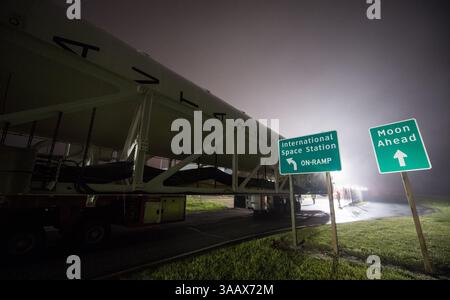 17 mai 2018 - Wallops Island, Virginie, États-Unis - une fusée Orbital ATK est vue alors qu'elle est déployée pour lancer Pad-0A à Wallops Flight Facility jeudi 17 mai 2018 à Wallops Island, va. L'Antares lancera un vaisseau spatial Cygnus en mission de ravitaillement de la Station spatiale internationale. La mission est le neuvième vol de livraison de fret sous contrat d'Orbital ATKâ€™ vers la station spatiale pour la NASA. Inclus dans les 7 400 livres de cargaison à bord de Cygnus, sont des expériences scientifiques, des fournitures d'équipage et du matériel de véhicule. (Crédit image : © Aubrey Gemignani/NASA via ZUMA Wire/ZUMAPRESS.com) Banque D'Images