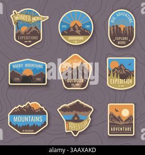 Ensemble de neuf emblèmes de voyage en montagne. Emblèmes, badges et patchs de logo d'aventure en plein air pour camping. Tourisme de montagne, randonnées. Étiquettes vectorielles de camp forestier i Illustration de Vecteur