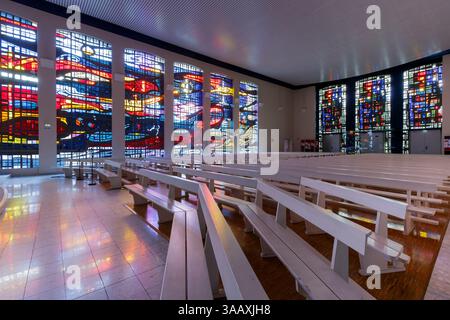 France, Haut Rhin, route des vins d'Alsace, Bennwihr, église Saint Pierre et Paul, reconstruite en 1957 après sa destruction pendant la seconde Guerre mondiale en décembre 1944 lors de la bataille de la poche de Colmar, vitrail réalisé vers 1959 par le maître verrier Paul Martineau avec les artisans du Sanctuaire de Paris appelé la Résurrection Banque D'Images