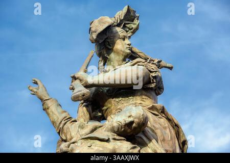 France, territoire de Belfort, Belfort, statue nommée quand meme réalisée par le sculpteur Antonin Mercie en 1882 représentant un soldat blessé sur le point de mourir et une femme vêtue du costume traditionnel de la région Alsace comme symbole de la ville de belfort, la république et la France prenant son fusil Chassepot regardant vers l'ennemi Banque D'Images