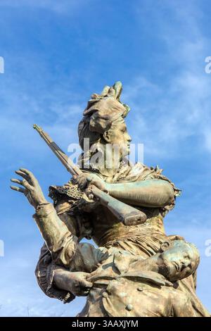 France, territoire de Belfort, Belfort, statue nommée quand meme réalisée par le sculpteur Antonin Mercie en 1882 représentant un soldat blessé sur le point de mourir et une femme vêtue du costume traditionnel de la région Alsace comme symbole de la ville de belfort, la république et la France prenant son fusil Chassepot regardant vers l'ennemi Banque D'Images
