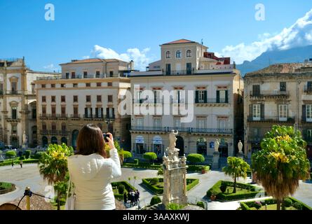 Italie, Sicile, Palerme, centre historique, zone classée au patrimoine mondial de l'UNESCO, la place de la cathédrale et la statue de Santa Rosalia Banque D'Images