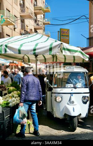 Italie, Sicile, Palerme, centre historique, Albergheria district, le Mercato Ballarò (marché Ballaro) est le plus ancien et le plus grand de la ville, le taxi des singes Banque D'Images