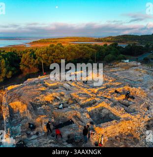France, Aude, Parc naturel régional Narbonnaise en Méditerranée, Côte du midi, Côte du midi, Grand Narbonne, Gruissan, vue aérienne de l'île Saint-Martin au lever du soleil, fouilles archéologiques d'un ancien site romain sur la côte (vue aérienne) Banque D'Images