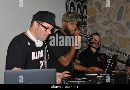 19 février 2017 - Fort Lauderdale, Floride, États-Unis d'Amérique - FORT LAUDERDALE, FL - 19 FÉVRIER : (S'IL VOUS PLAÎT mentionner CASH Only Nightclub si vous exécutez la photo) Talib Kweli préforme sur scène à une maison emballée à Cash Only. Talib Kweli Greene est un artiste de hip-hop américain, entrepreneur et activiste social le 19 février 2017 à Fort Lauderdale, en Floride. ..People : Talib Kweli (crédit image : © SMG via ZUMA Wire) Banque D'Images