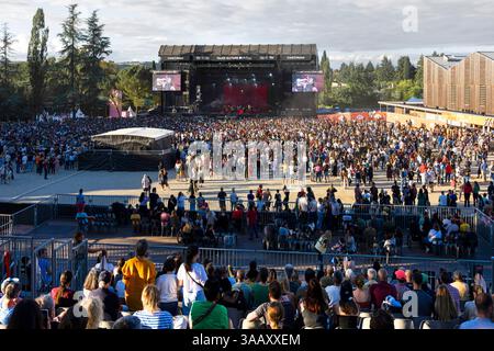 France, Tarn, Albi, classée au Patrimoine mondial de l’UNESCO, parc Pratgraussals, festival Pause guitare, scène de vie et ambiance festive lors d’un festival de musique en plein air en été, vue du public devant une scène de concert rock et pop en plein jour Banque D'Images