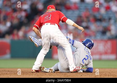 4 juin 2018 : Alcides Escobar (2) des Royals de Kansas City a une glisse maladroite en deuxième position alors que Andrelton Simmons (2) des Angels de Los Angeles attend d'appliquer le tag s'il quitte la base dans le jeu entre les Royals de Kansas City et les Angels de Los Angeles d'Anaheim, Angel Stadium à Anaheim, CA, photographe : Peter Joneleit(crédit image : &copy ; Peter Joneleit/CSM via ZUMA Wire) Banque D'Images