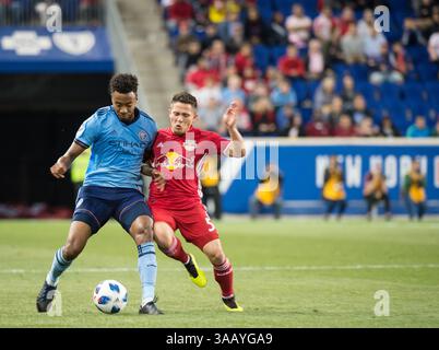 6 juin 2018 - Harrison, New Jersey, États-Unis - le défenseur New-yorkais SAAD ABDUL-SALAAM (13 ans) se bat pour le ballon contre le défenseur des Red Bulls de New York CONNOR LADE (5 ans) lors d'un match EN COUPE OUVERTE au Red Bull Arena de Harrison, NJ Les Red Bulls de New York battent le New York City FC 4 à 0. (Crédit image : © Mark Smith via ZUMA Wire) Banque D'Images