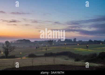 Espace vert du parc Longford à l'aube en mars. Banbury, Oxfordshire, Angleterre Banque D'Images