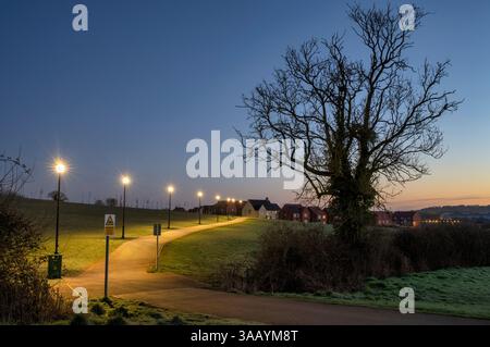 Espace vert du parc Longford à l'aube en mars. Banbury, Oxfordshire, Angleterre Banque D'Images