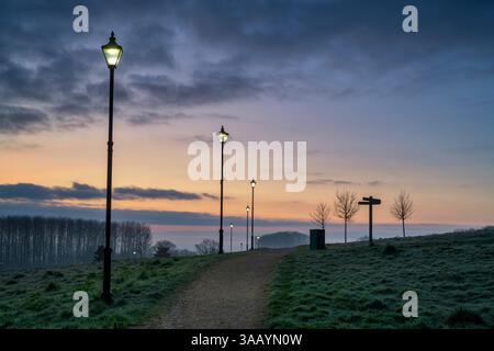 Espace vert du parc Longford à l'aube en mars. Banbury, Oxfordshire, Angleterre Banque D'Images