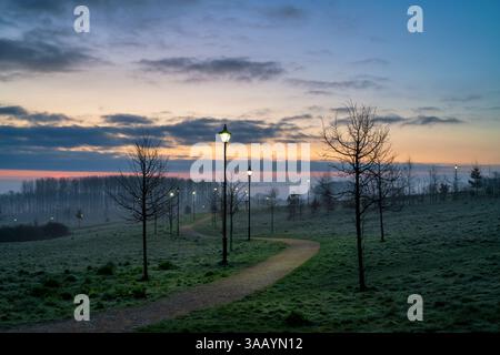 Espace vert du parc Longford à l'aube en mars. Banbury, Oxfordshire, Angleterre Banque D'Images
