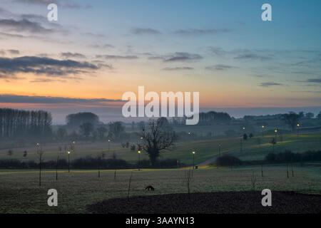 Espace vert du parc Longford à l'aube en mars. Banbury, Oxfordshire, Angleterre Banque D'Images