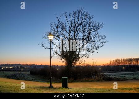 Espace vert du parc Longford à l'aube en mars. Banbury, Oxfordshire, Angleterre Banque D'Images