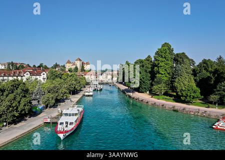 France, haute Savoie, Annecy, lac d'Annecy, les quais au bord du Thiou, bateaux de croisière sur le lac, en arrière-plan le château d'Annecy (vue aérienne) Banque D'Images