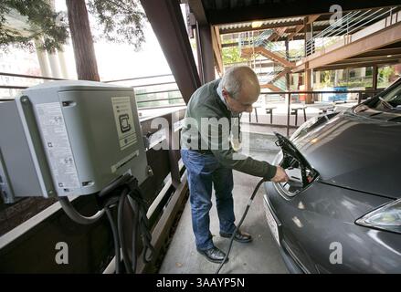 5 novembre 2015 - Palo Alto, CA, États-Unis - Une voiture électrique Nissan Leaf est chargée à la station de recharge électrique de la ville de Palo Alto dans le garage public de Palo Alto, Calif, le 5 novembre 2015. (Crédit image : © Lipo Ching/TNS via ZUMA Wire) Banque D'Images