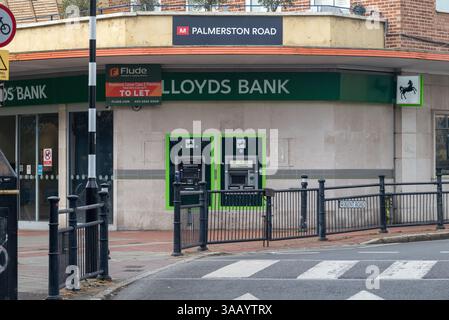 Palmerston Road branche de Lloyds à Portsmouth, avec a To Let s'inscrire car il est dû pour la fermeture. Mars 2025. Banque D'Images