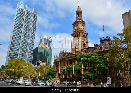Sydney, Australie – 4 mars 2015. Vue sur la rue à Sydney, avec 1874 Hôtel de ville, résidences lumière et autres bâtiments résidentiels et commerciaux, stre Banque D'Images