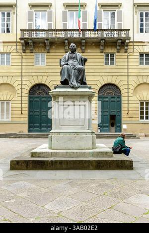Italie, Toscane, Province de Lucques, Lucques, cour intérieure du Palazzo Publico également nommé Palazzo Ducale ou Palazzo della Provincia construit à partir de la fin du XVIe siècle d'abord par Bartolomeo Ammannati, achevé au XVIIe siècle par Francesco Pini un élève de Filippo Juvara, puis au XVIIIe siècle par Lorenzo Nottolini, statue de Francesco Carrara un homme politique et avocat, ardent défenseur de l'abolition de la peine de la peine de la peine de la peine de la peine de la peine de la peine de l'abolition de la mort en Italie, fait en 1891 par Passollia Auguslia Banque D'Images