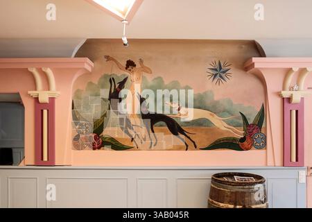 France, Indre et Loire, Tours, l’Etoile bleue ancienne maison close, les fresques naïves du Grand salon datées de 1925 sont l’œuvre du peintre local Jacqueminet et sont les pastiches de « coursing II » et de « sprint », gravures du peintre toulousain Louis Icart Banque D'Images
