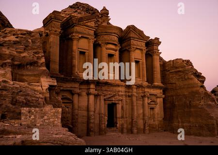 WADI MUSA, JORDANIE - 10 SEPTEMBRE 2021 : Monastère ad Deir pendant le coucher du soleil à Pétra. CRÉDIT : Daniel Rodrigues Banque D'Images