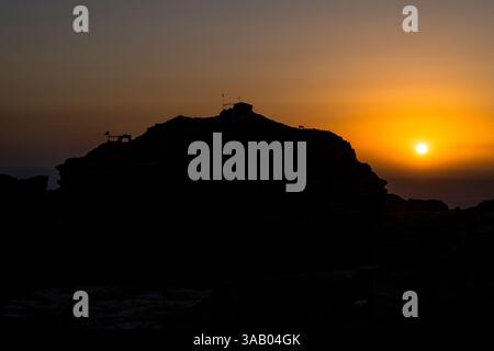 WADI MUSA, JORDANIE - 10 SEPTEMBRE 2021 : coucher de soleil depuis le sommet du monastère ad Deir à Pétra. CRÉDIT : Daniel Rodrigues Banque D'Images