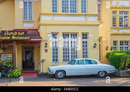 Laos, Vientiane, ancien Jaguar de 1966 devant le restaurant Kualao logé dans une ancienne villa coloniale française Banque D'Images
