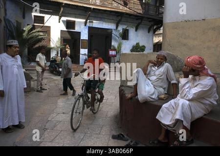 11 avril 2015 - Zanzibar, Tanzanie - Rue devant l'hôtel Emerson Spice, Stonetown, Stone Town, Zanzibar, Tanzanie, Afrique. Les gens du coin parlent devant un petit magasin dans la rue Changa Bazaar, sur la gauche l'hôtel Emerson Spice, Stonetown, Stone Town, Zanzibar, Tanzanie, Afrique. (Crédit image : © Sergi Reboredo via ZUMA Wire) Banque D'Images