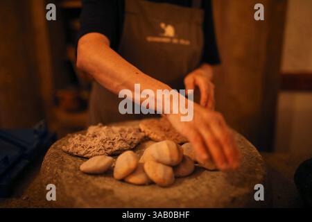 Oaxaca, Mexique. 8 mars 2025. Un cuisinier prépare des tortillas de maïs au restaurant mexicain Levadura de Olla, étoilé au guide Michelin, par le chef ThalÃ-a Barrios Garcia à Oaxaca, au Mexique. (Crédit image : © Apolline Guillerot-Malick/SOPA images via ZUMA Press Wire) USAGE ÉDITORIAL SEULEMENT ! Non destiné à UN USAGE commercial ! Banque D'Images