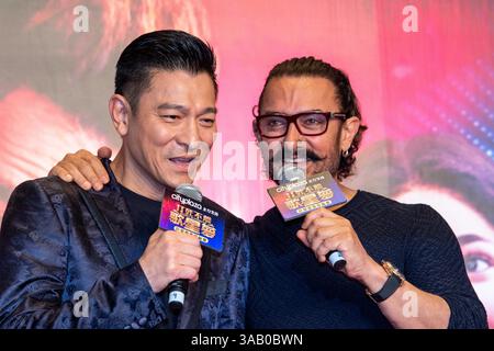 15 avril 2018 - Hong Kong, Hong Kong SAR, Chine - HONG KONG, CHINE - 15 AVRIL 2018 : lancement du film secret Superstar. L'acteur indien Aamir Khan, (photo R) se joint à la co-star Zaira Wasim pour rencontrer la légende du cinéma hongkongais Andy Lau (G) Aamir et Andy ont un essai de phrases dans les autres langues. (Crédit image : © Jayne Russell via ZUMA Wire) Banque D'Images