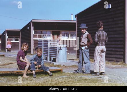 13 février 2018 - Boy Building Model Airplane When Other Children look on, Farm Security Administration (FSA) Labor Camp, Robstown, Texas, USA, Arthur Rothstein pour Farm Security Administration - Office of War information, janvier 1942 (crédit image : © Circa images/Glasshouse via ZUMA Wire) Banque D'Images