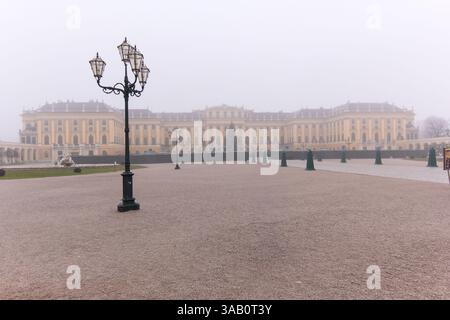 Un palais historique majestueux enveloppé dans un doux brouillard matinal, accompagné de lampadaires traditionnels charmants et complexes mettant en valeur l'élég architectural Banque D'Images