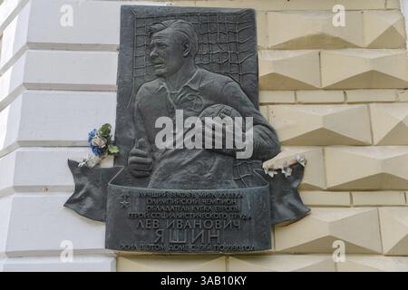 Moscou, Russie – 4 juin 2018. Plaque commémorative dédiée à Lev Yashin, sur le mur d'un bâtiment à Chapayevskiy Pereulok à Moscou, Russie. Le texte Banque D'Images