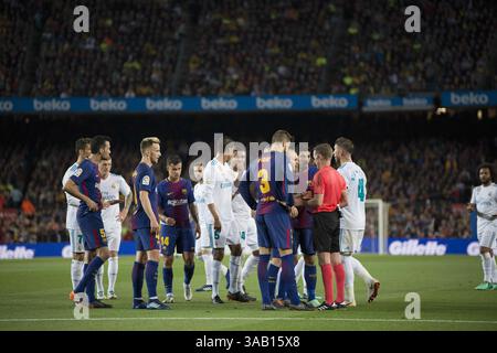 6 mai 2018 - Barcelone, Barcelone, Espagne - les joueurs du FC Barcelone se disputent avec l'arbitre à propos du carton rouge de SERGI ROBERTOâ€™ lors du match de football de la Liga entre le FC Barcelone et le Real Madrid CF. (Crédit image : © Patricia Rodrigues/via ZUMA Wire via ZUMA Wire) Banque D'Images